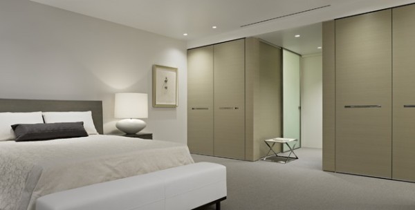 Jednoduchý interiér moderní ložnice s širokým lůžkem a bílou lavičkou blízko fantastického mistra ložnice ložnice nápady