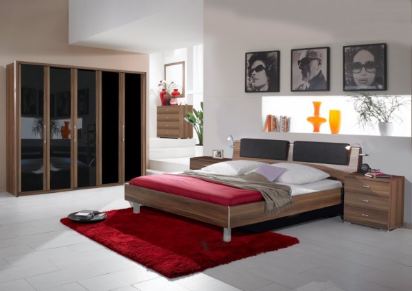 mooie moderne slaapkamer-design-with-wooden-closet-prestatie-glossy-dark-glazen deur-en-houten-dress-kast-and-mirror-915x646