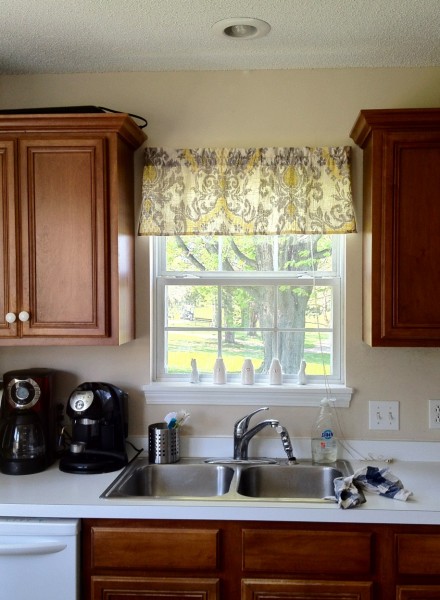 المطبخ بالوعة النافذة والستائر-ديي ومطبخ ونافذة الستائر-مع المزدوج عاء ومطبخ ومغسلة أيضا صورة