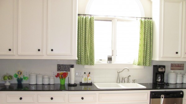 minimalistické-zelené-záclony-kuchyňské okno