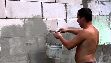 Před tapetováním naneste základní stěny pomocí stavebních směsí