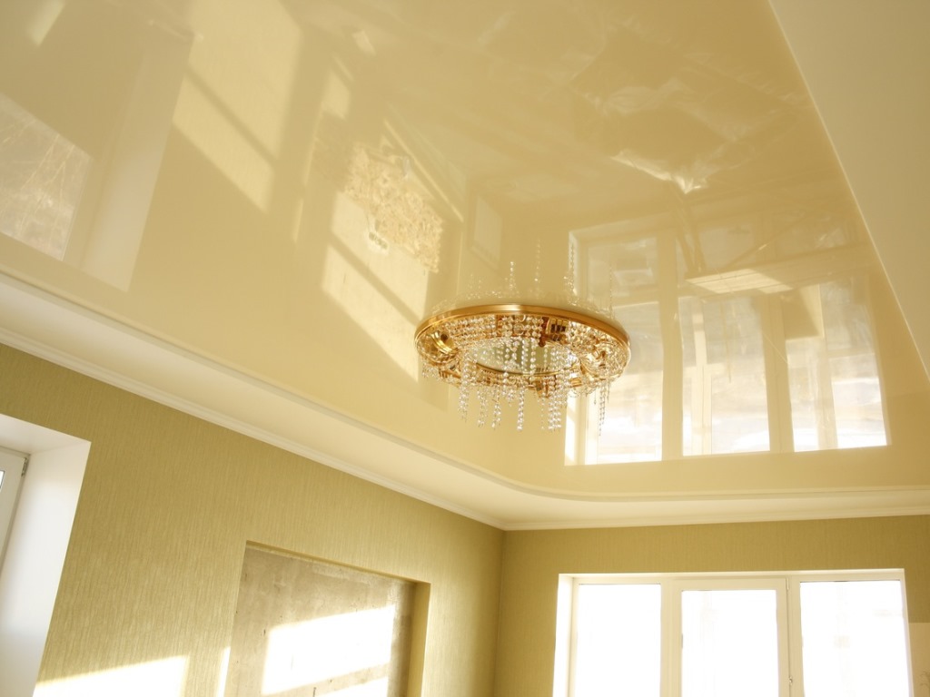Lesklý strečový stropní design pro světlý a velký obývací pokoj