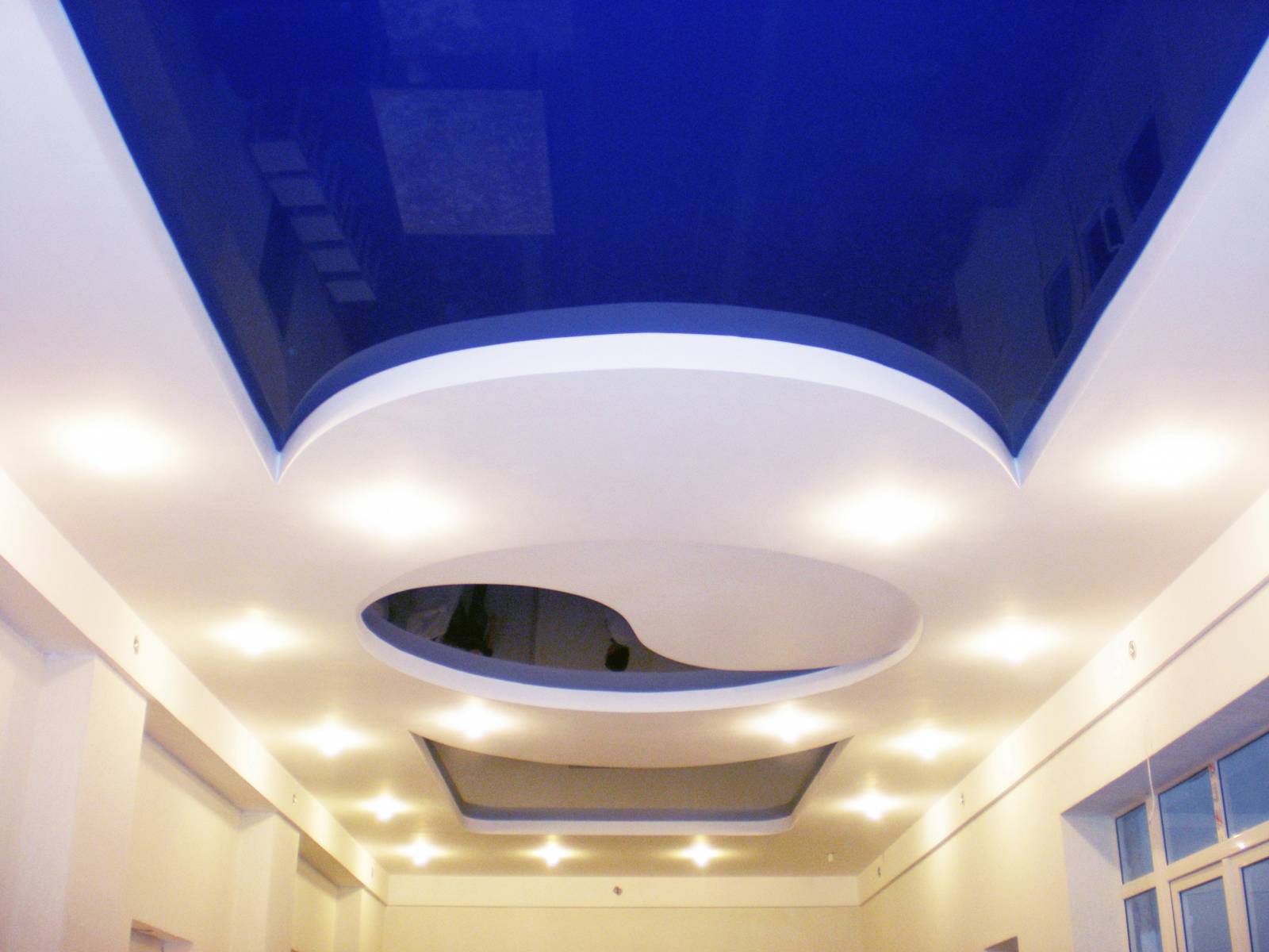 Interiér obývacího pokoje s tmavě modrým strečovým stropem