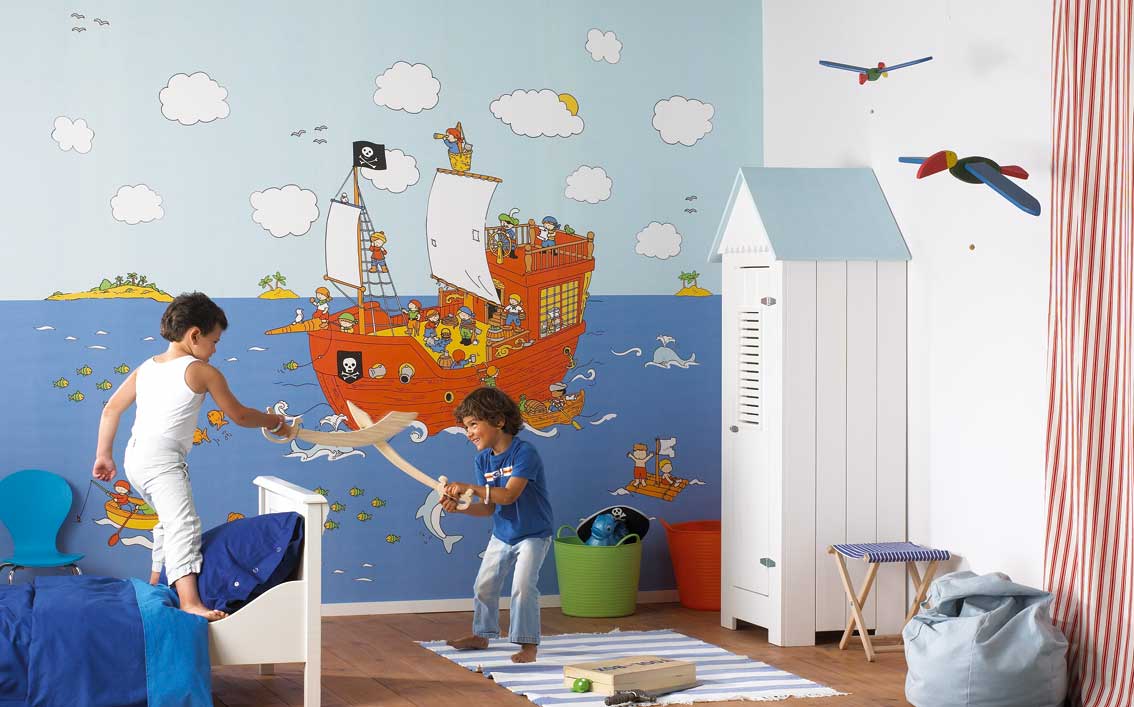Het idee van behang voor het ontwerp van een kinderkamer voor een jongen in piratenstijl