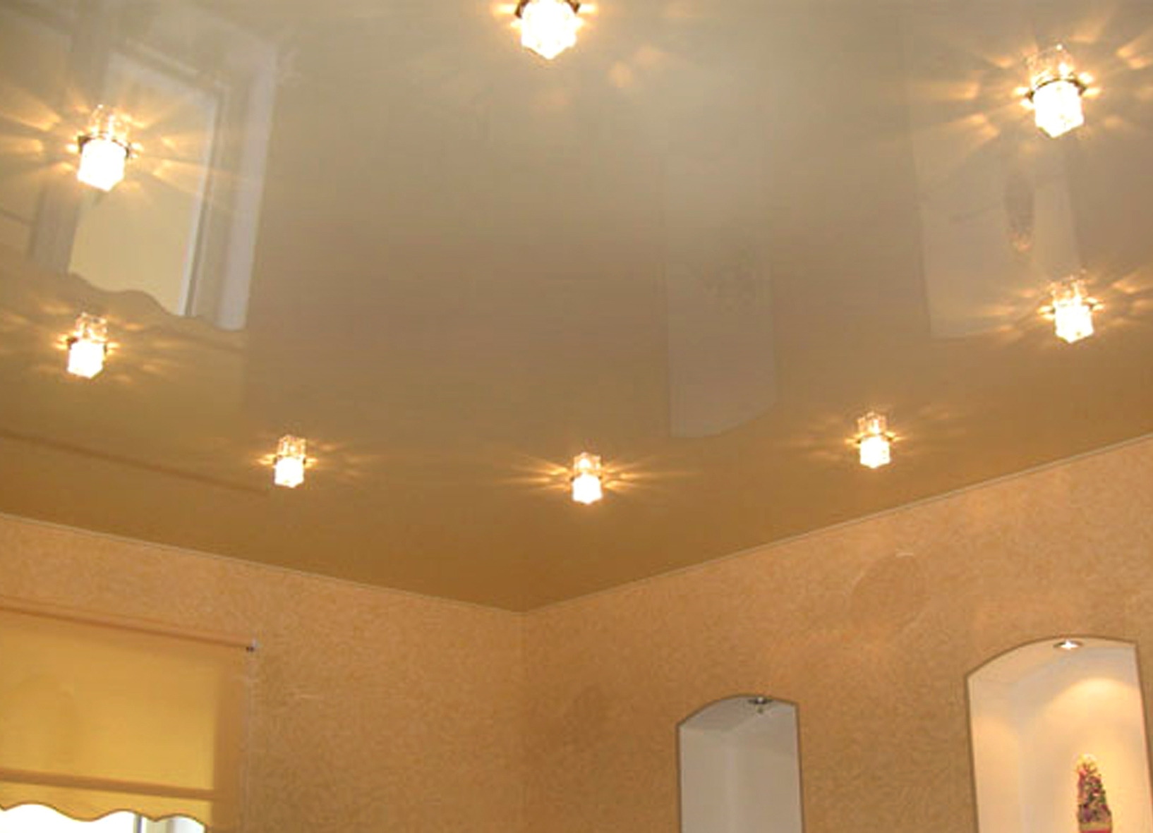 Nevýhody a výhody stretch stropu v několika úrovních pro obývací pokoj