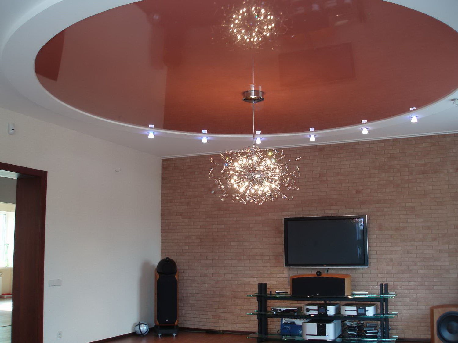 Siling siling dalam reka bentuk ruang tamu dengan lampu loket