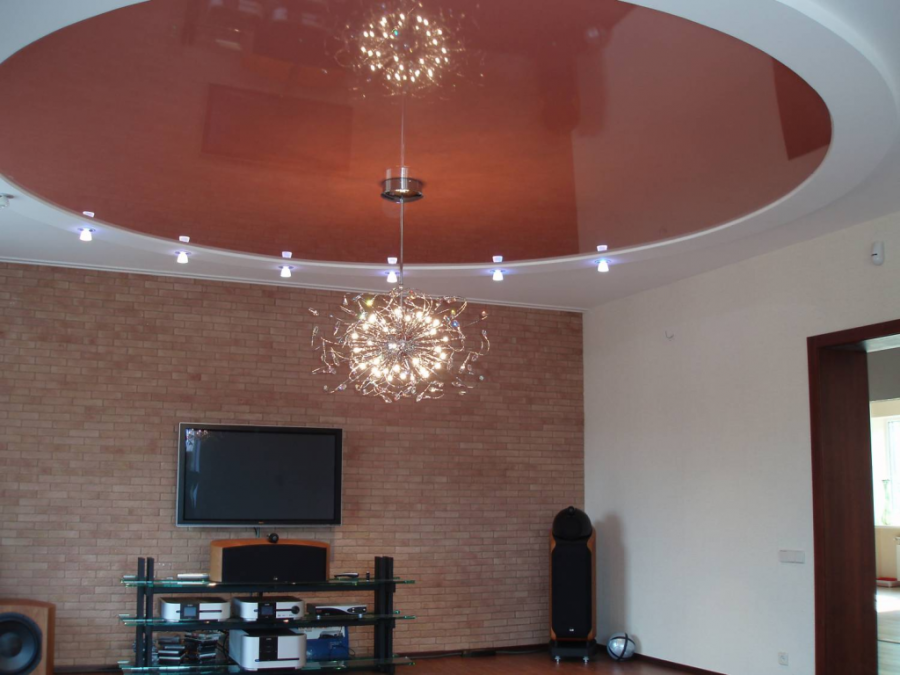 Reka bentuk siling regang dalam warna terang dan bentuk yang luar biasa untuk ruang tamu