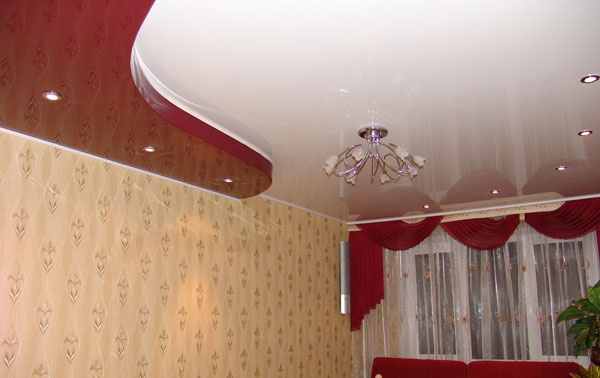 Klady a zápory stretch stropu v obývacím pokoji s integrovaným osvětlením