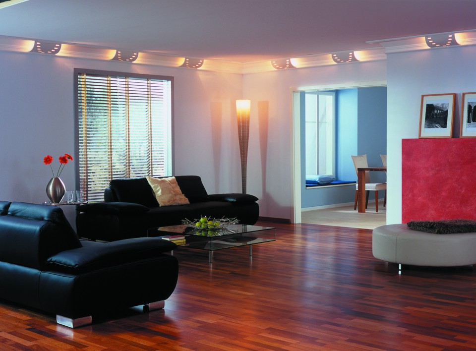 Interiér obývacího pokoje se zavěšenými stropy a závěsným lustrem