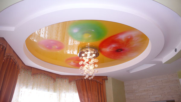 Výhody stretch stropu a bodového osvětlení pro velký obývací pokoj