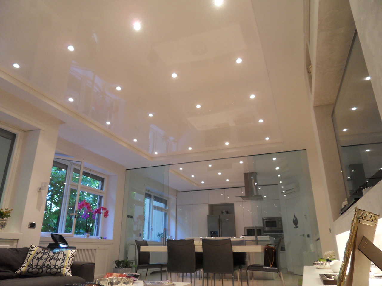 Výhody a nevýhody víceúrovňového strečového stropu v obývacím pokoji