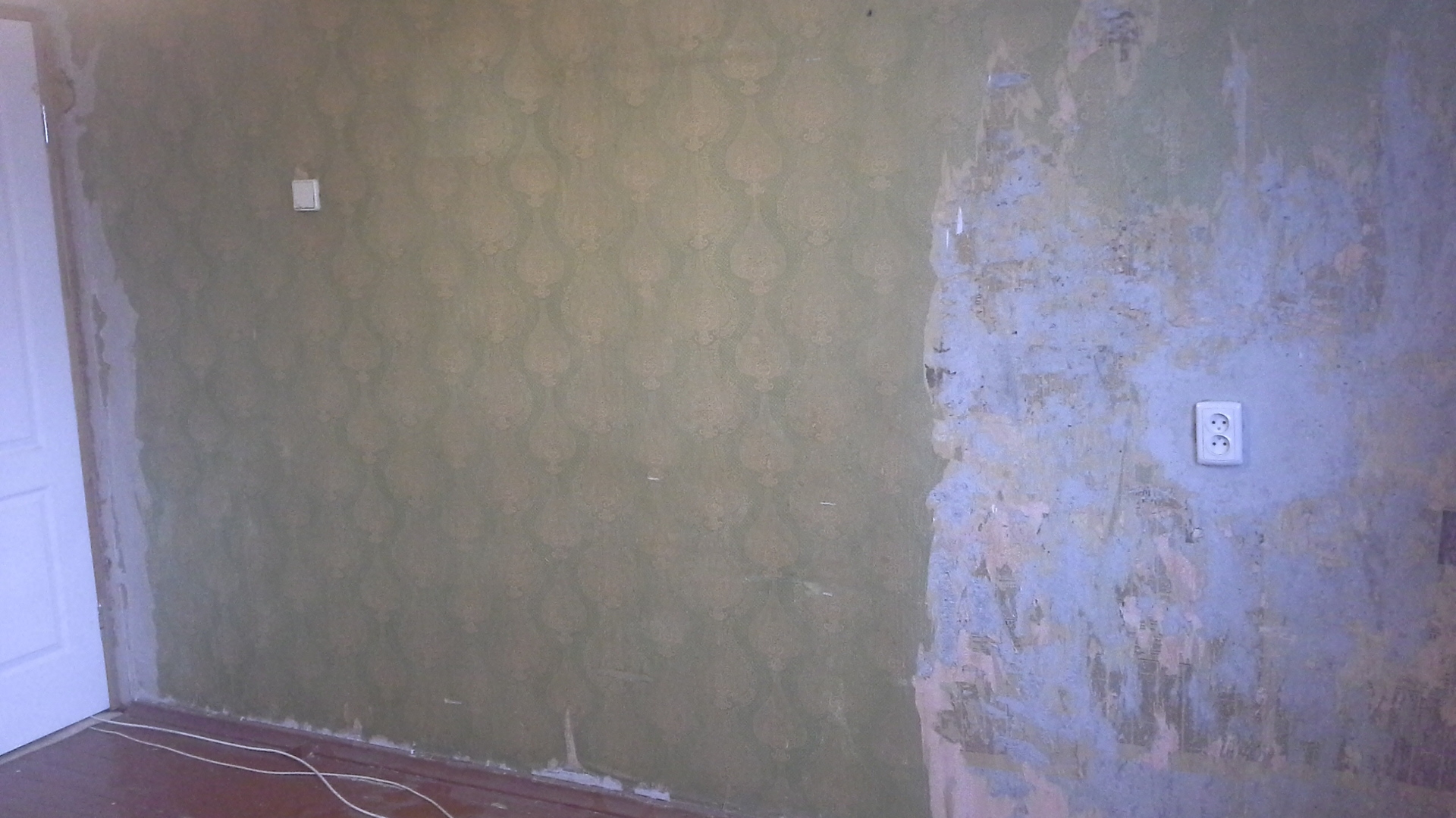 Metoda natírání zdi starou tapetou pro aplikaci nového materiálu