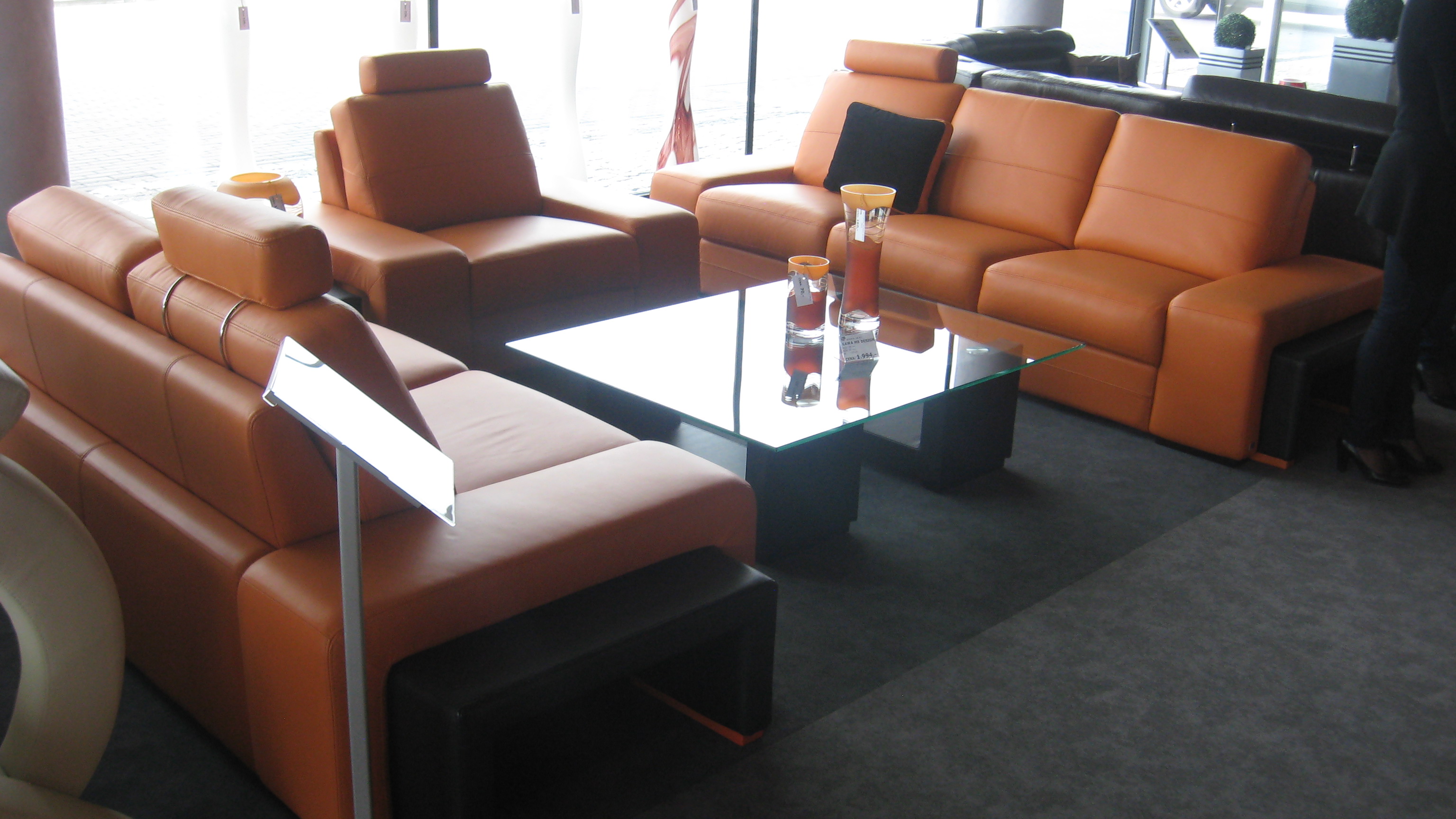 Útulný světlý obývací pokoj z pískových odstínů s pohodlným modulárním systémem