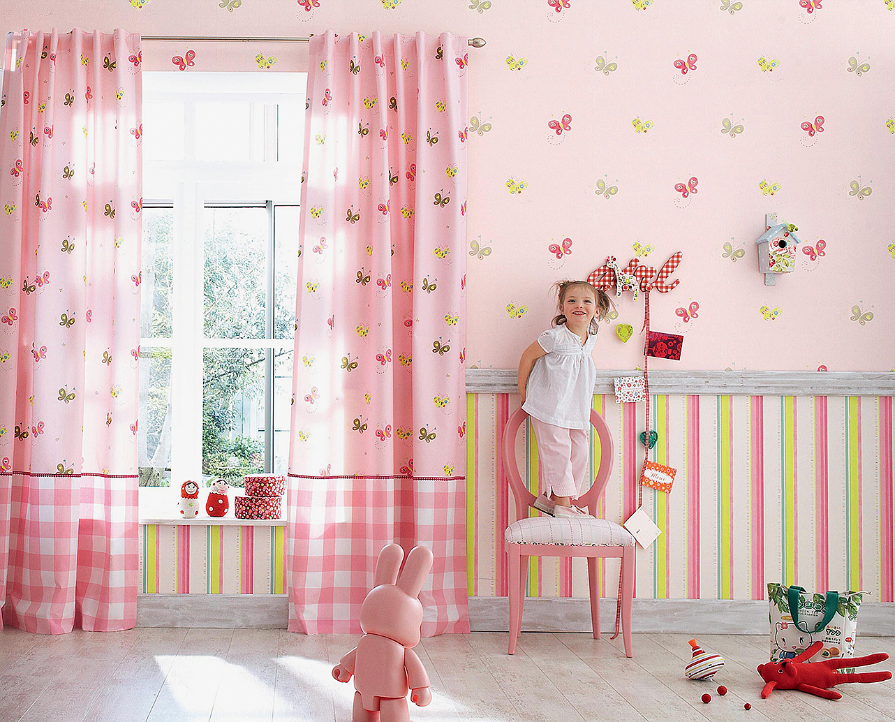 Válasszon háttérképet rózsaszínű tágas gyermekszoba számára