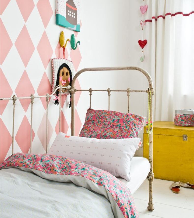 Vyberte si krásnou růžovou nástěnnou malbu v dětském pokoji