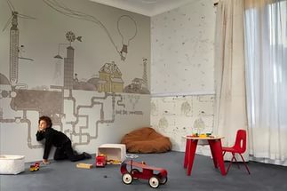 Pilih kertas dinding untuk bilik kanak-kanak yang terang
