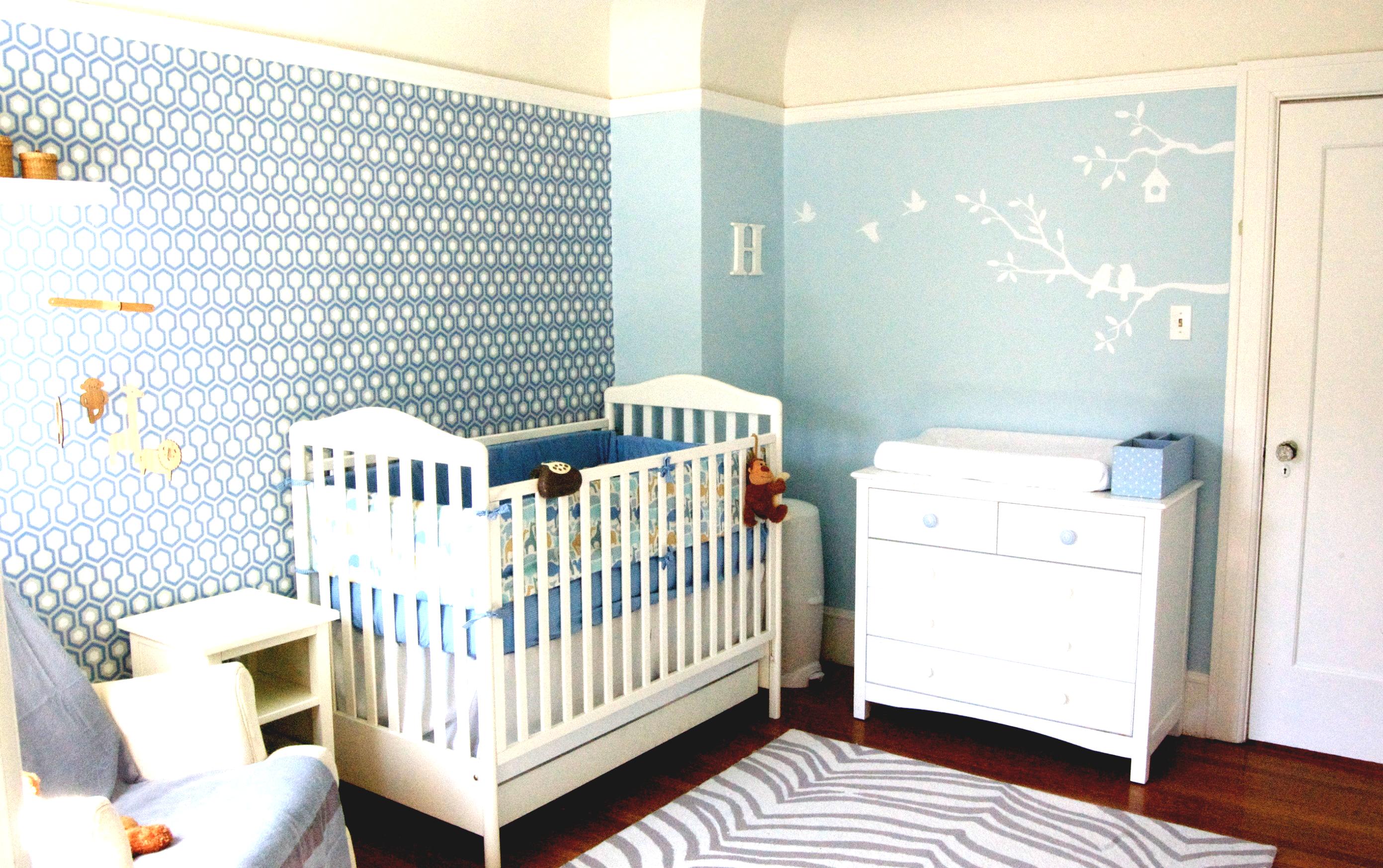 Pilih kertas dinding berwarna biru untuk bilik kanak-kanak untuk lelaki yang baru lahir