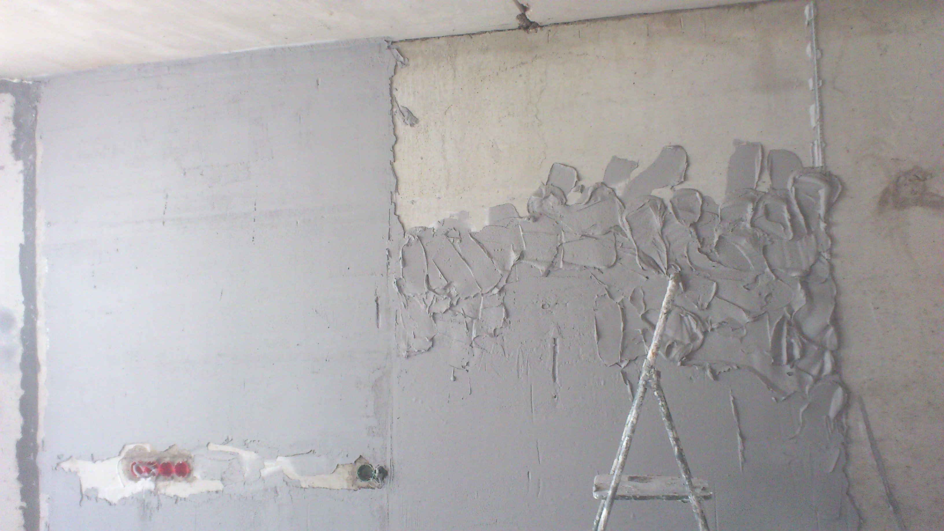 Préparation des murs pour le papier peint à l'aide d'un apprêt