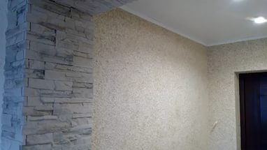 Kertas dinding cair sebagai hiasan dinding di apartmen