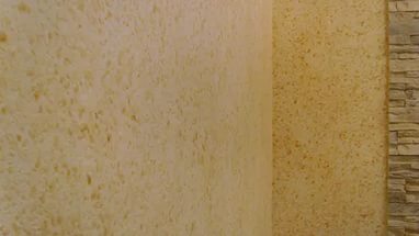 Kertas dinding cecair berwarna pasir digabungkan dengan trim batu
