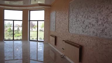 Warm vloeibaar behang voor een ruime woonkamer met grote ramen
