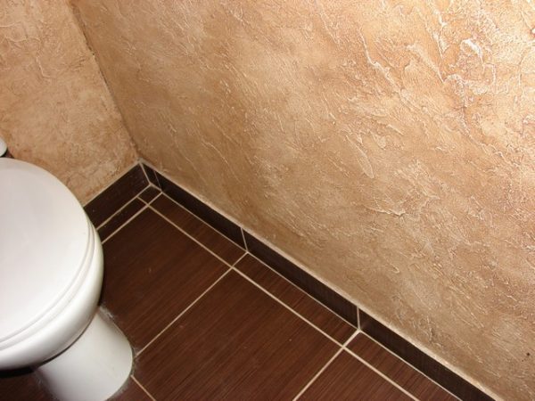 kerámia padlóburkolat a fürdőszobában