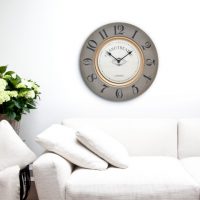metalni sat u hodniku u stilu fotografije minimalizma