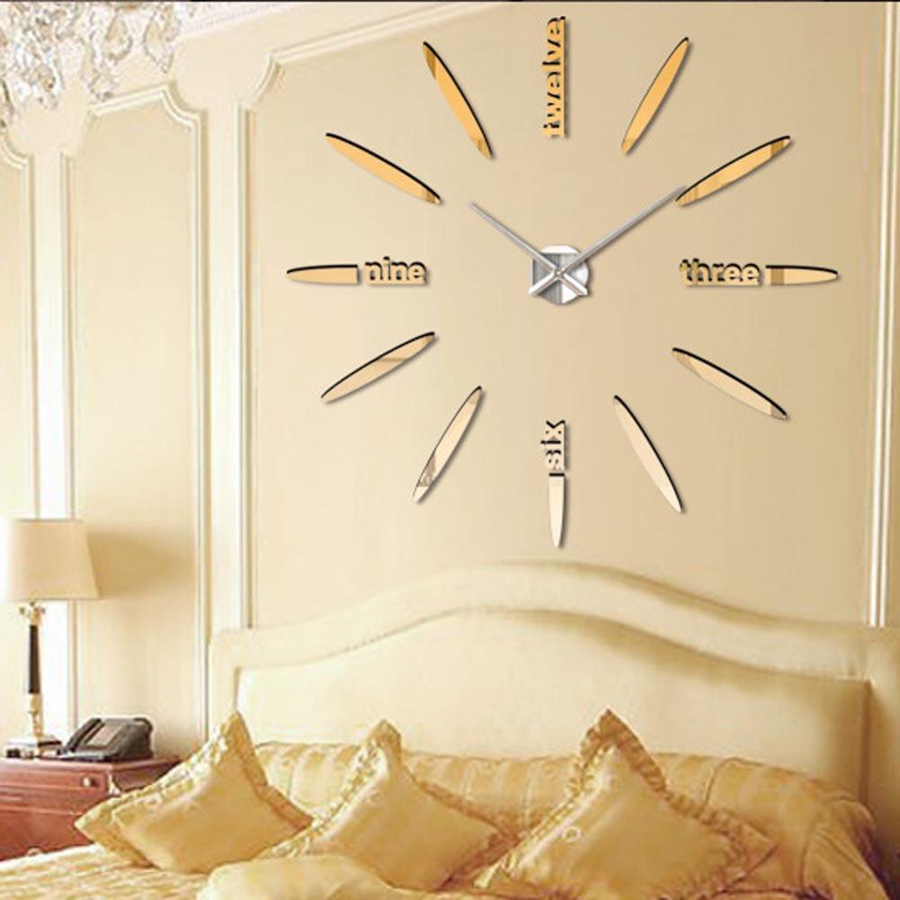 ekologiškas metalinis laikrodis gyvenamajame kambaryje