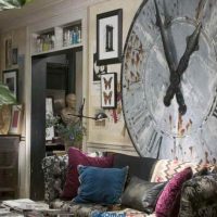 metalni sat u hodniku u stilu fotografije minimalizma