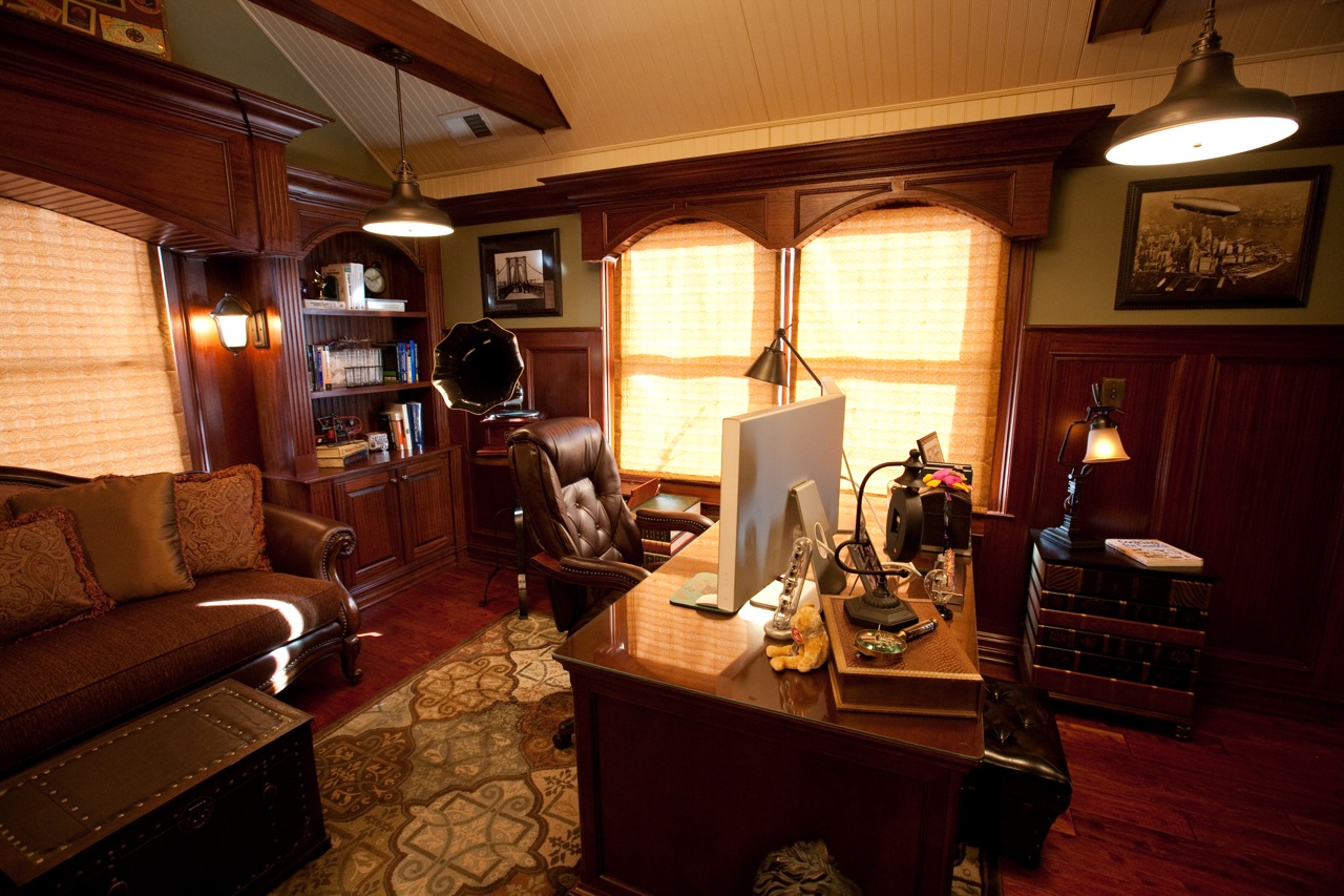 ruang gaya steampunk dengan upholsteri kulit