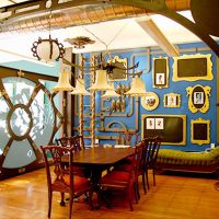 reka bentuk koridor gaya steampunk dengan foto parket kayu