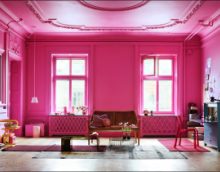 Reka bentuk ruang tamu yang cerah dalam gambar warna fuchsia