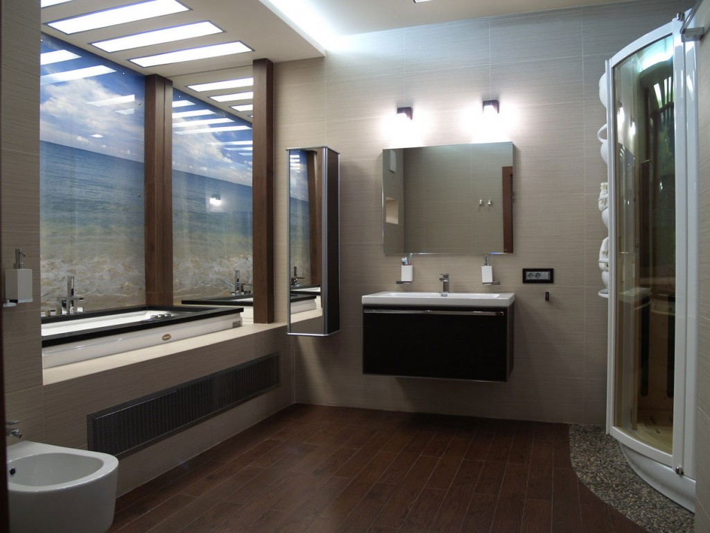neįprasto stiliaus vonios kambarys su dušu ryškiomis spalvomis