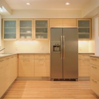 skaists smilškrāsas virtuves interjers klasiskā stila attēlā