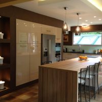 licht ontwerp van beige keuken in landelijke stijlfoto