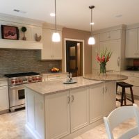 gražus smėlio spalvos virtuvės dizainas Provanso stiliaus nuotraukoje