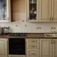 mooi design van beige keuken in de stijl van shabby chic foto