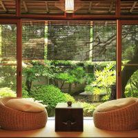 ryški japoniško stiliaus gyvenamojo kambario dekoro nuotrauka