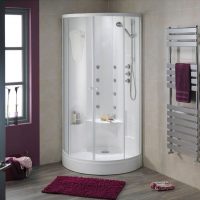 mooi design van een badkamer met een douche in felle kleuren foto