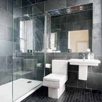 ongebruikelijke inrichting van een badkamer met een douche in felle kleuren foto