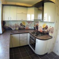 gražus smėlio spalvos virtuvės interjeras klasikiniu nuotraukų stiliumi