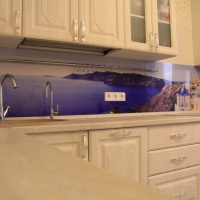 světlý interiér béžové kuchyně v high-tech stylu obrázku