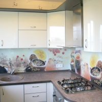 gražus smėlio spalvos virtuvės dizainas minimalizmo stiliaus paveikslėlyje