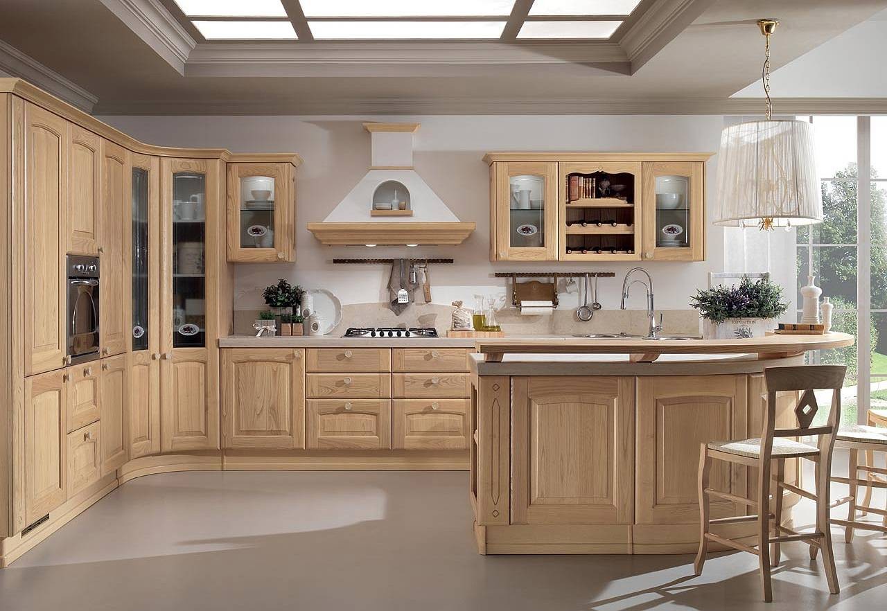 šviesiai smėlio spalvos virtuvės dizainas Provanso stiliumi