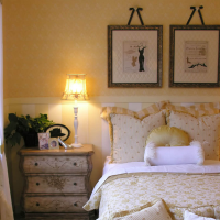 elegantní design ložnice ve stylu omšelé elegantní fotografie