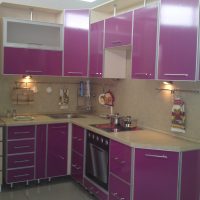 spilgts virtuves dizains fuksijas krāsas fotoattēlā