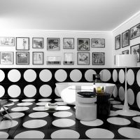chique woonkamerinterieur in zwart-wit kleurenafbeelding