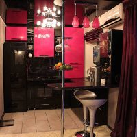 ديكور غرفة المعيشة غير عادية في الصورة الملونة الفوشيه