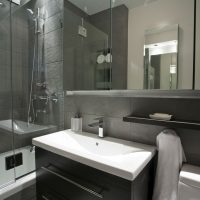 šviesus vonios kambario interjeras su šviesios spalvos dušo nuotrauka