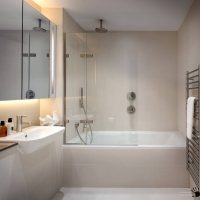 šviesus vonios kambario su dušu dizainas tamsių spalvų nuotraukoje